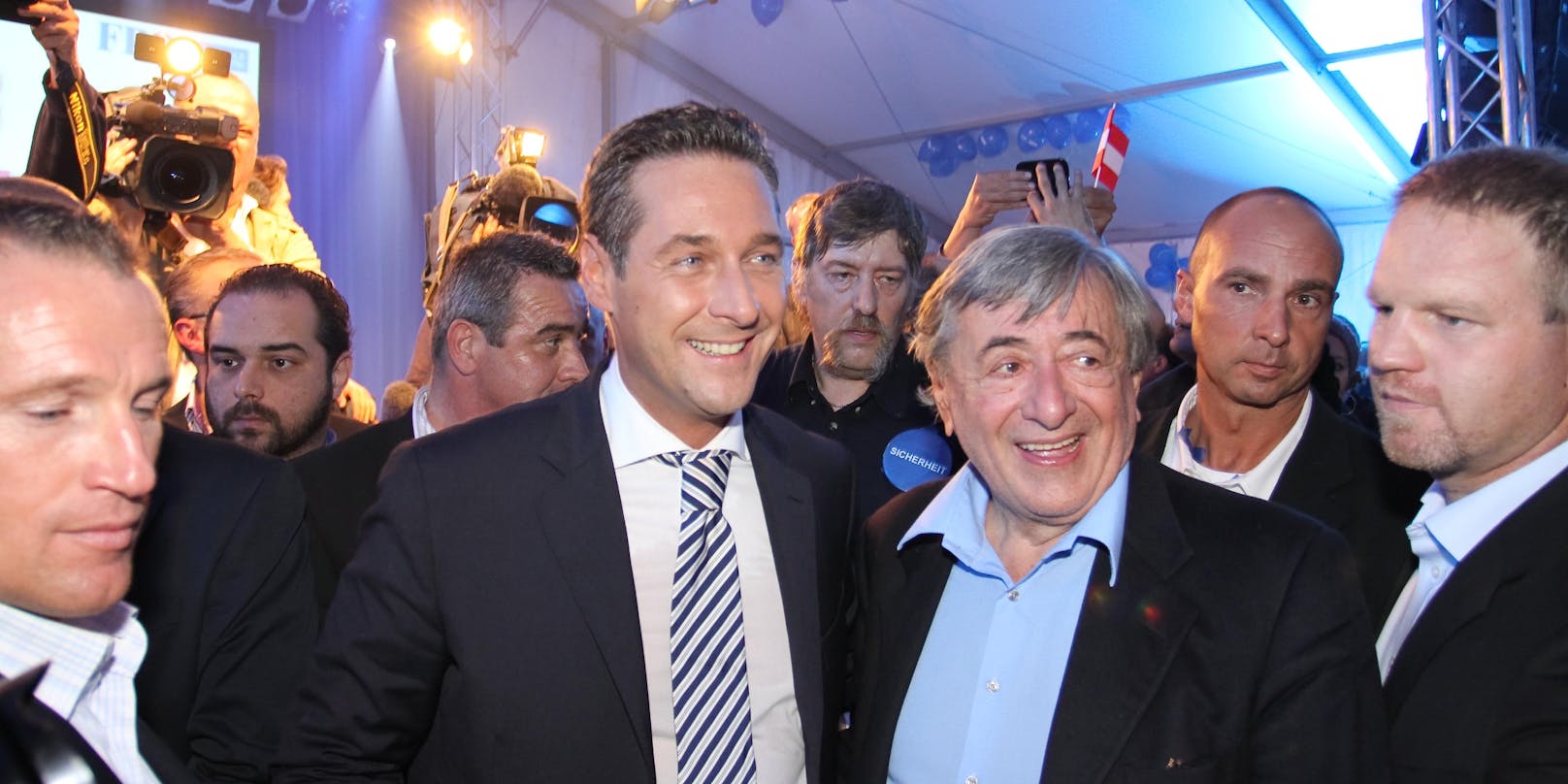 Langjährige Beziehungen: Strache und Lugner im FPÖ-Zelt zur Wien-Wahl 2010