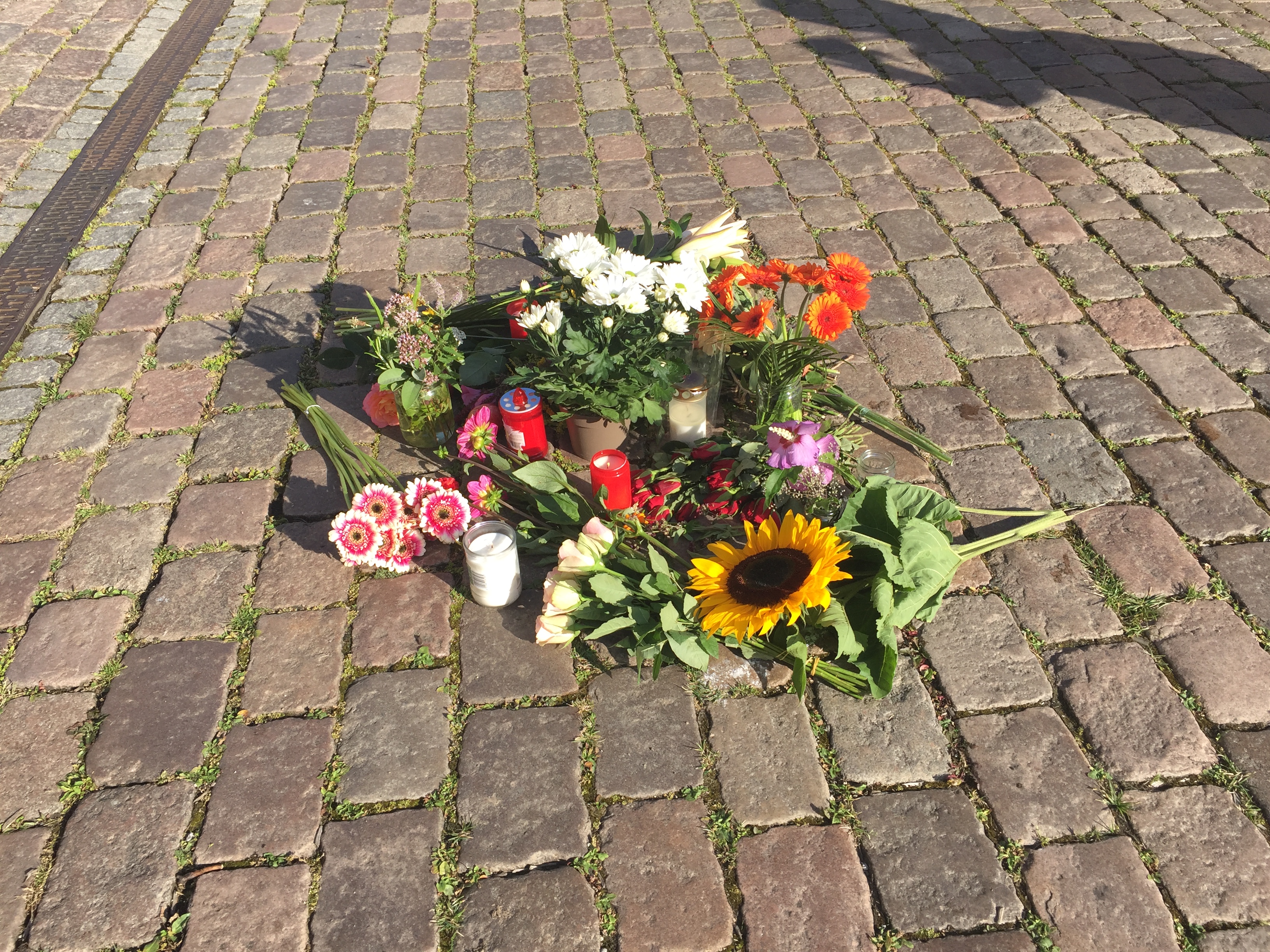 Mit Blumen und Kerzen gedenken Trauernde dem tödlichen Unglück vor dem Kieler Rathaus. (4. August 2020)