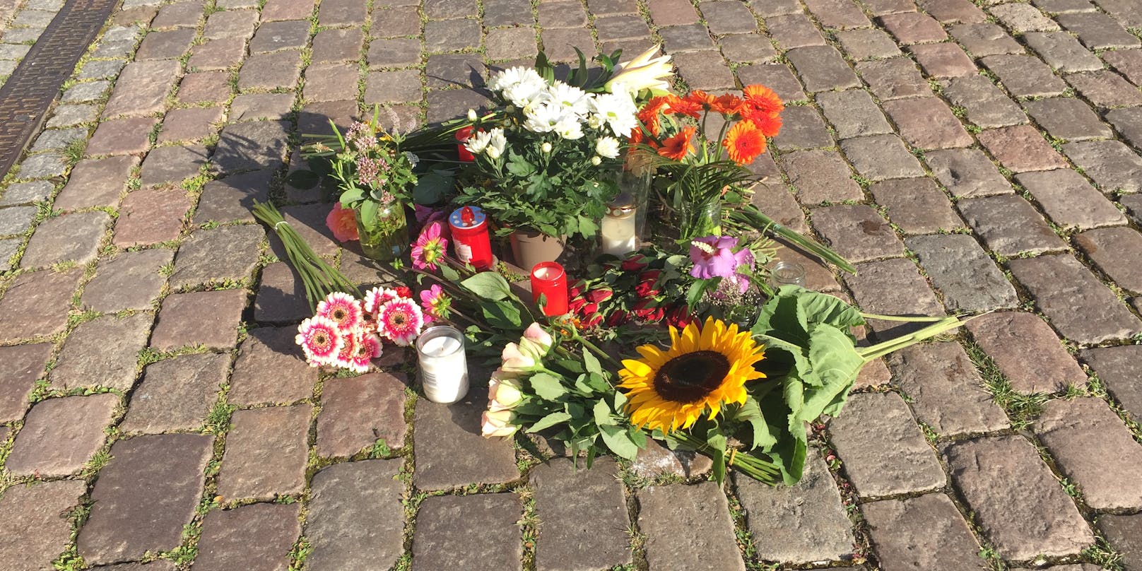 Mit Blumen und Kerzen gedenken Trauernde dem tödlichen Unglück vor dem Kieler Rathaus. (4. August 2020)