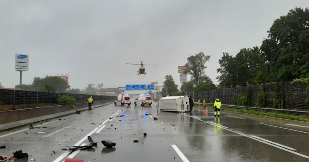 Der Kleinlaster lag auf der Fahrbahn.