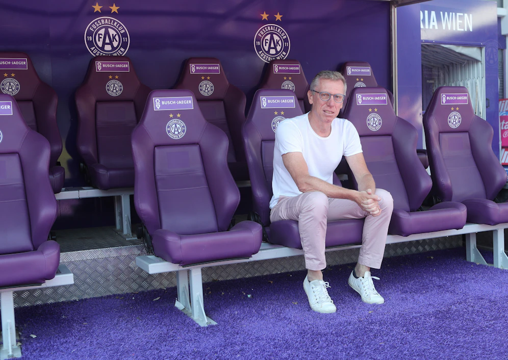Peter Stöger sitzt wieder auf der violetten Betreuerbank. 