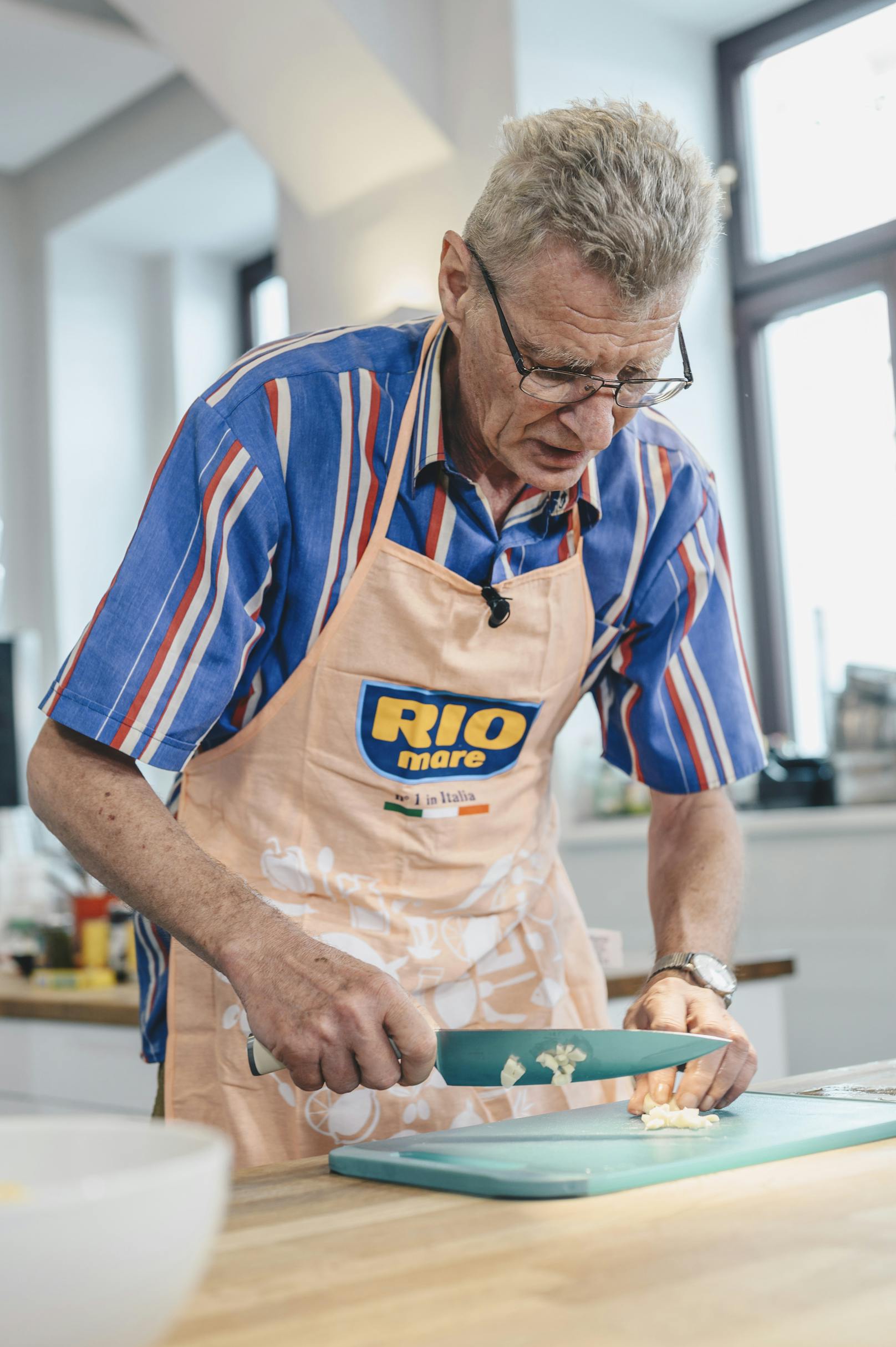 Kochstunde mit Rio Mare: Gewinner Walter bereitet "Fusilli mit Thunfisch-Tomaten-Oberssauce" zu.<br>