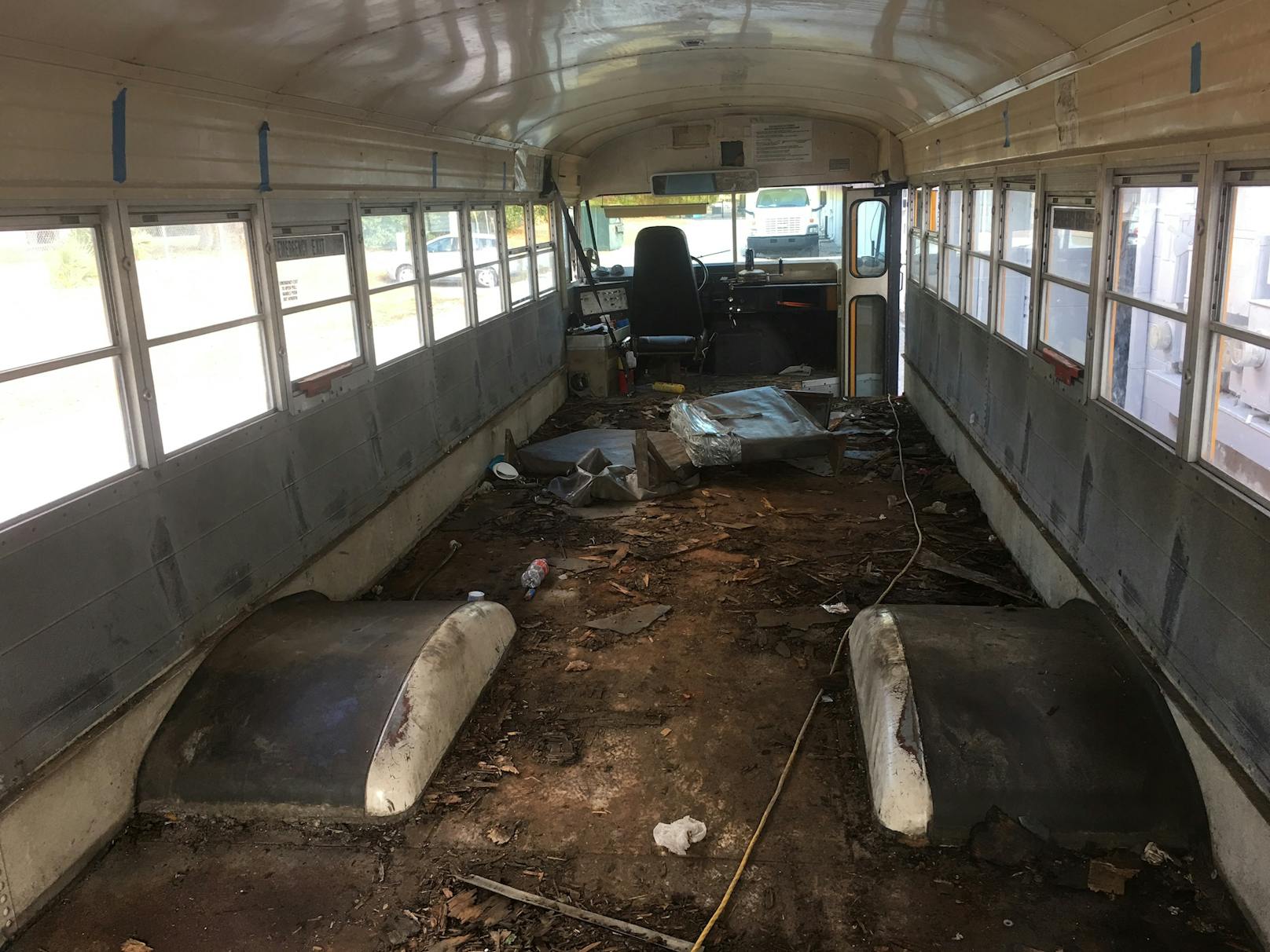 Sie kauften einen Schulbus aus dem Jahr 1991 um 2.000 Dollar. Die Sitze mussten raus.