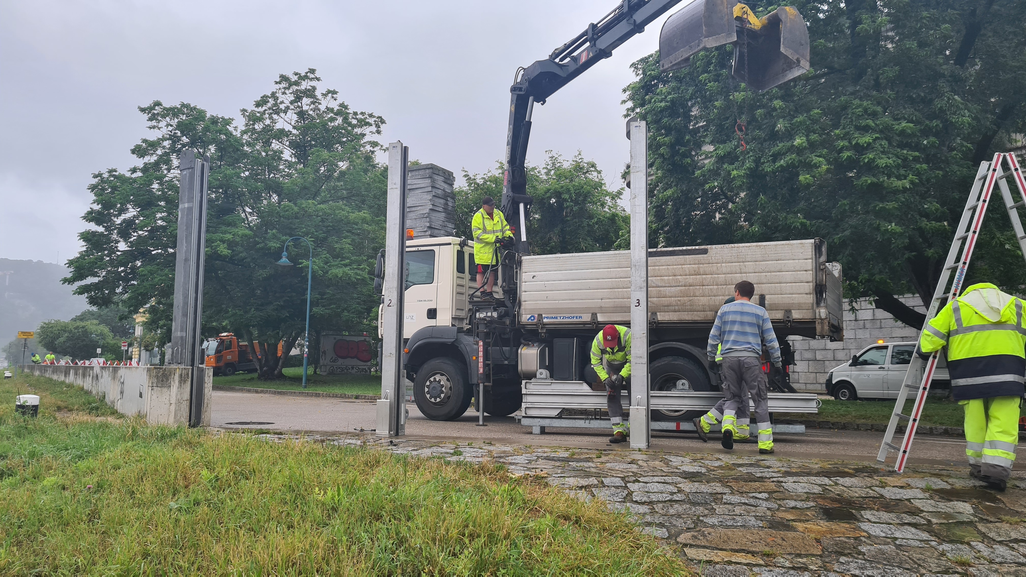 An der Donau wird ein mobiler Hochwasserschutz aufgebaut.