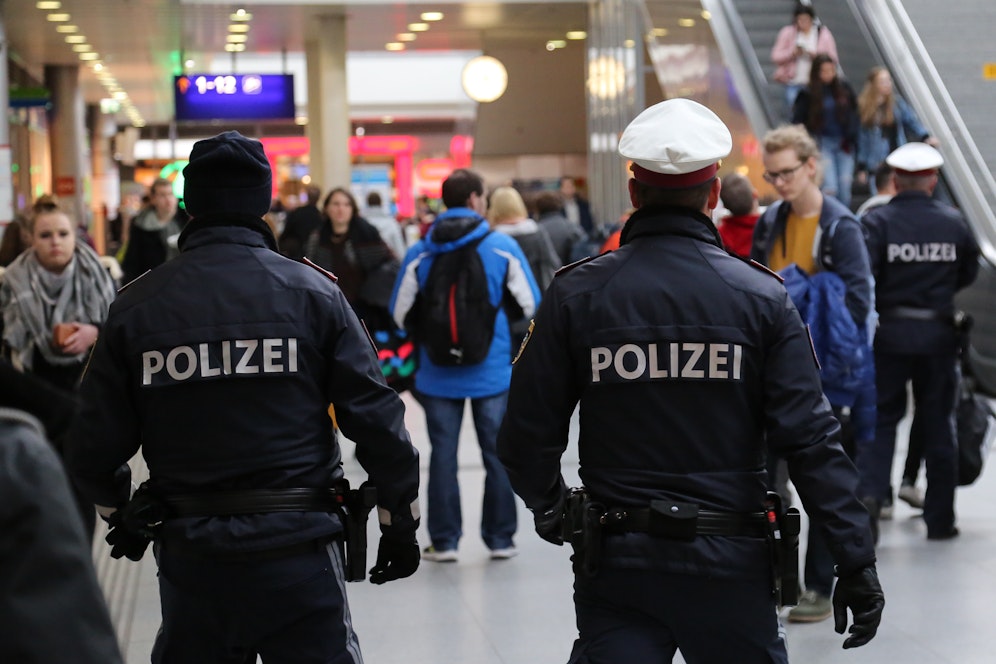 Immer öfter kommt es an Bahnhöfen zu Polizeieinsätzen. Archivbild.