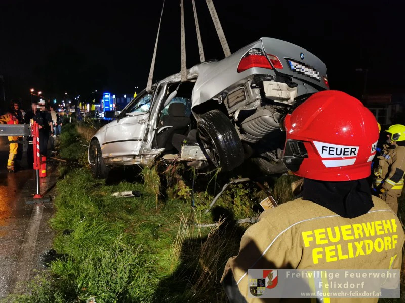 Die Feuerwehr transportierte den BMW ab.