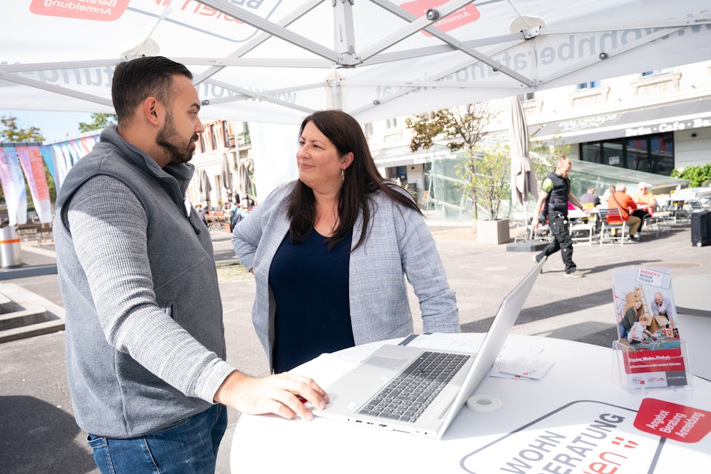 Wohnbaustadträtin Kathrin Gaal (SPÖ) schaut bei der mobilen BEratung vorbei