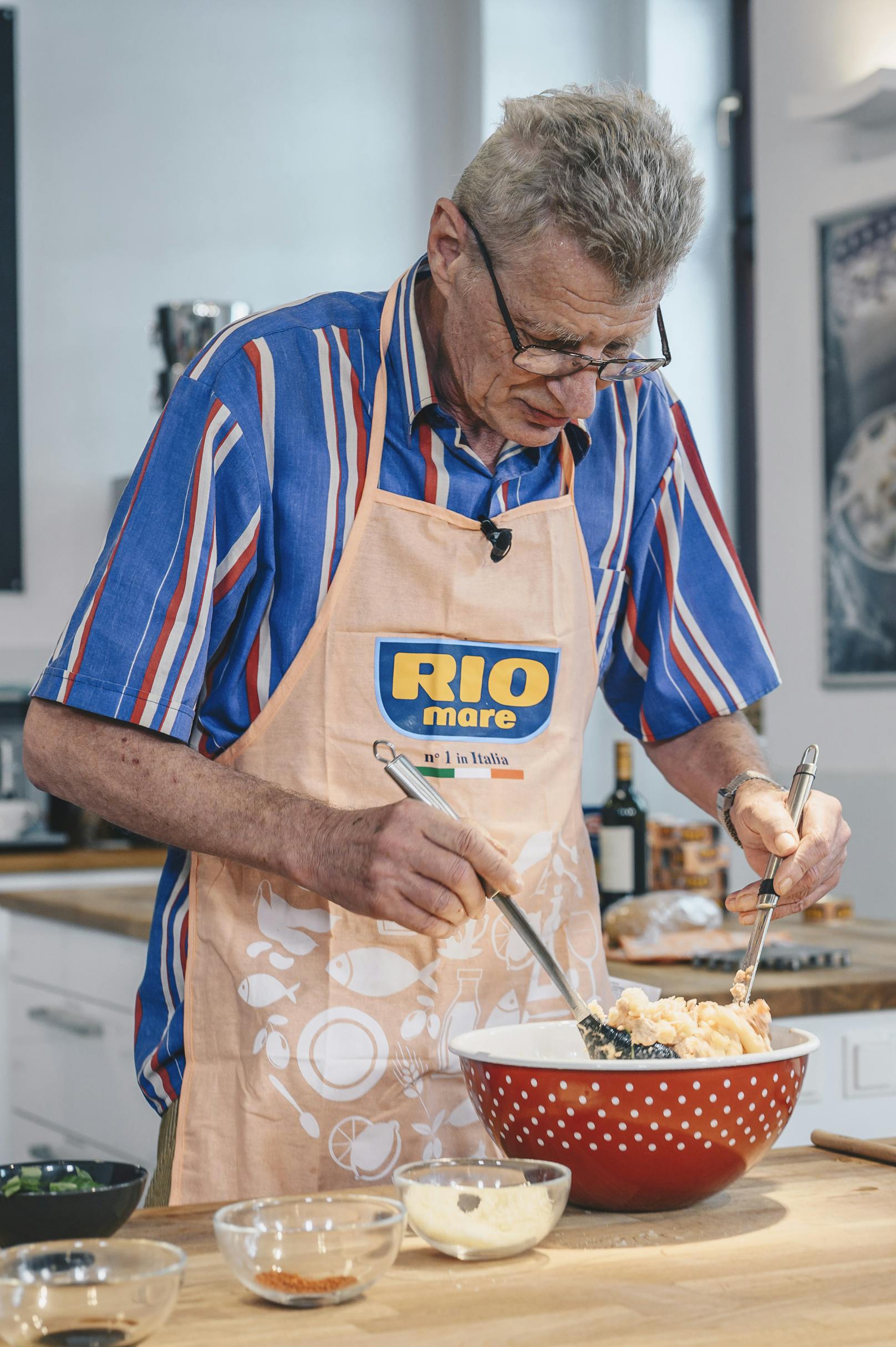 Kochstunde mit Rio Mare: Gewinner Walter bereitet "Fusilli mit Thunfisch-Tomaten-Oberssauce" zu.