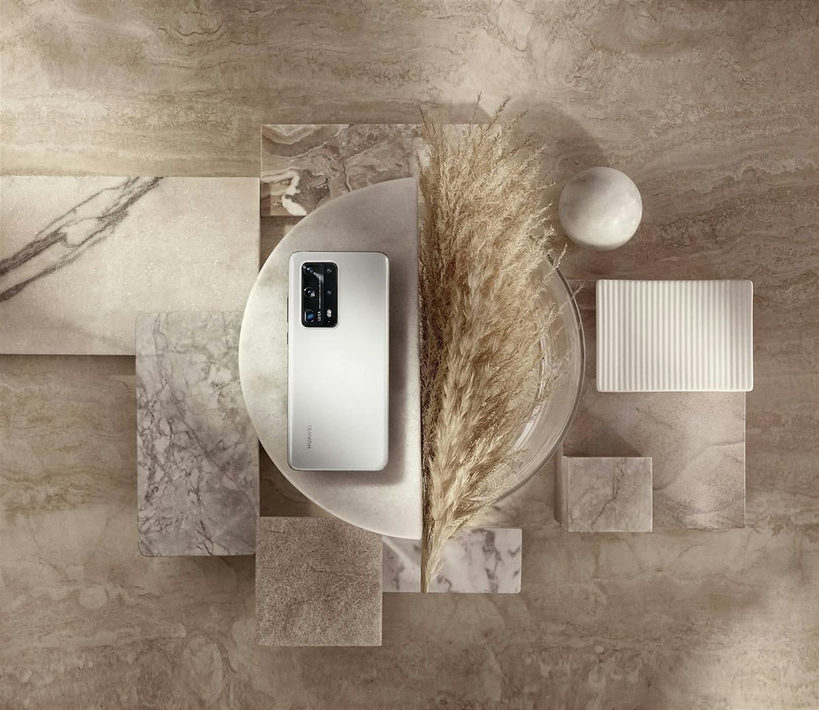 Mehr als ein großartiges Smartphone: Das Huawei P40 Pro+ in der schimmernden Farbe Ice White ist auch ein stylisches Accessoire.