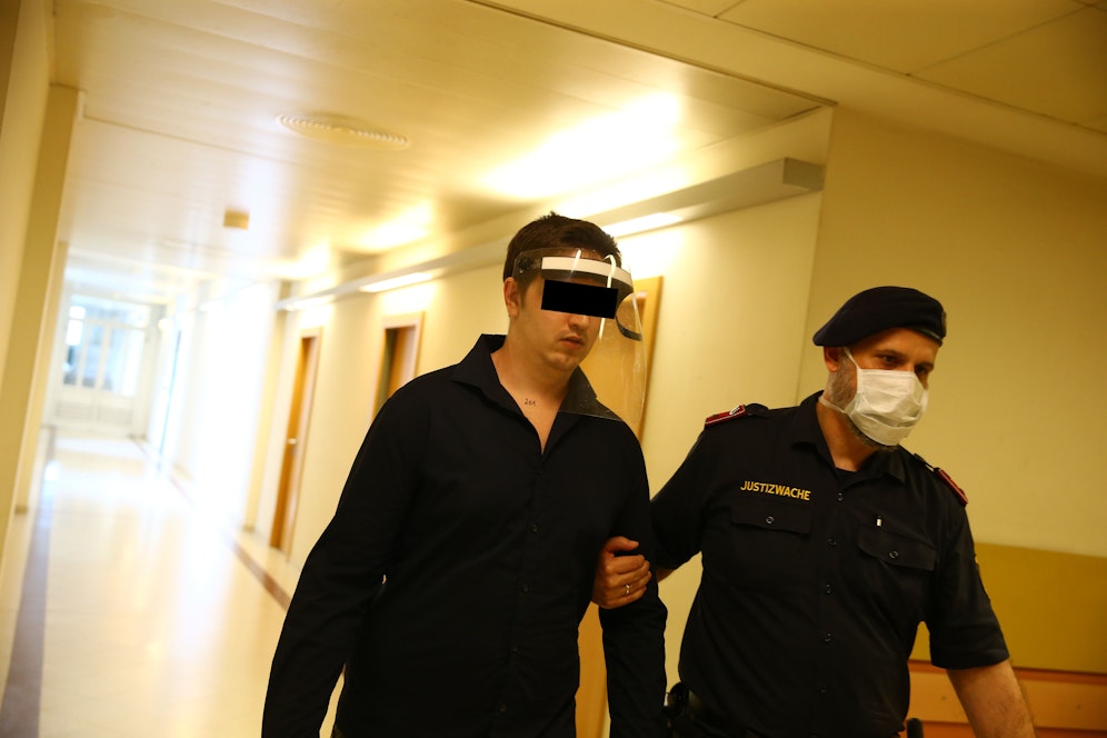 Der Angeklagte wurde dem Richter vorgeführt.
