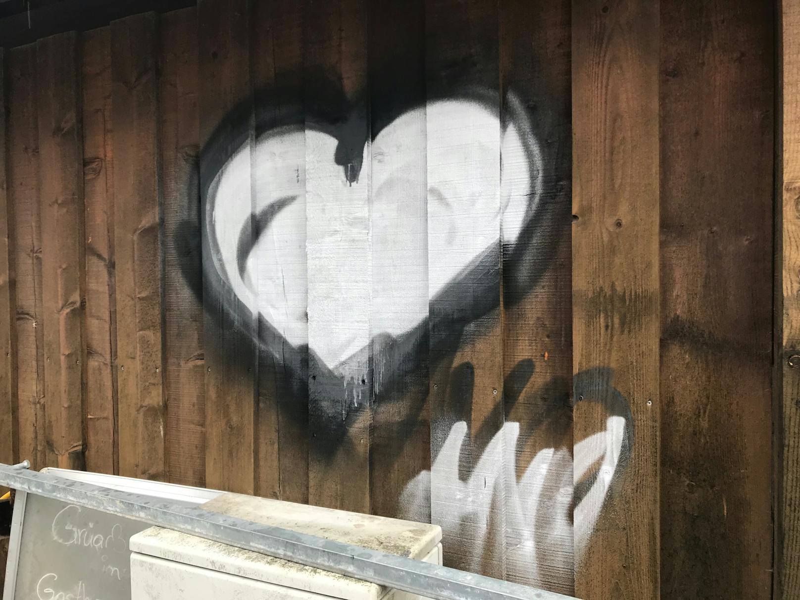 Dieses weiße Herz ziert nun eine Bushaltestelle in Silbertal. Die Polizei sucht nach dem Täter (4. August 2020)