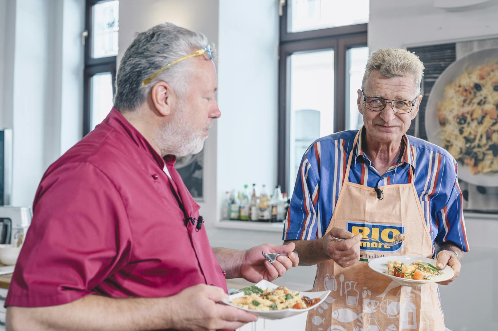 Gewinner Walter und Profi-Koch Erik Pauer gönnen sich die köstlichen Fusilli mit Thunfisch-Tomaten-Oberssauce.<br>