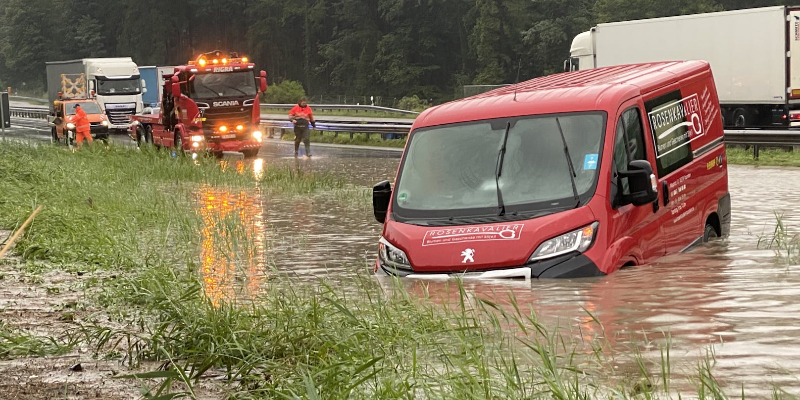 In Achenmühle (Bayern) hängt ein Transporter in den Fluten fest.