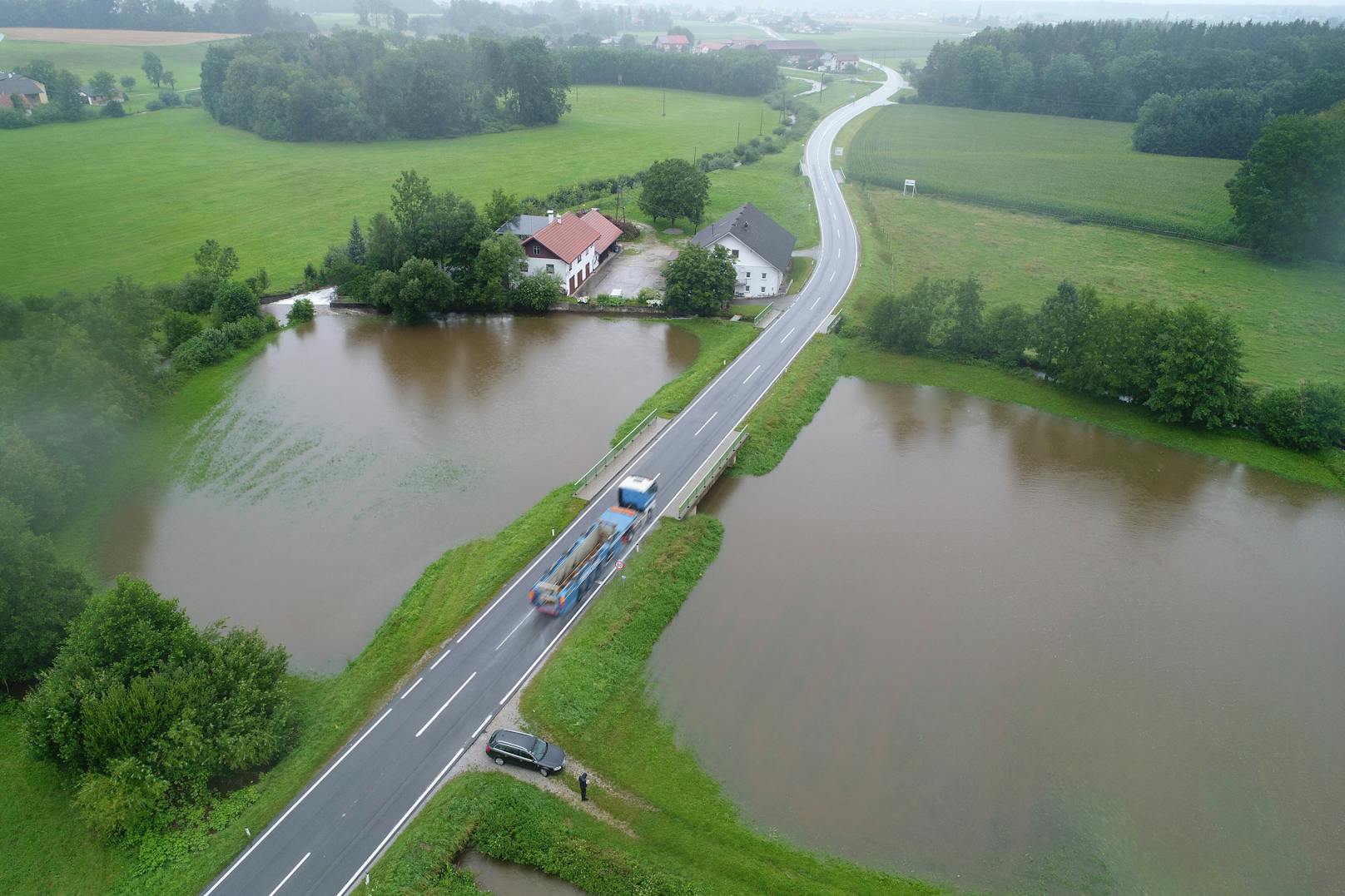 Überflutungen in Neukirchen an der Enknach (Bez. Braunau).