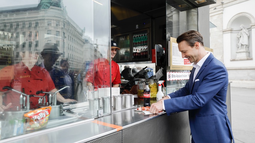 Finanzminister Gernot Blümel zu Besuch bei Bitzingers Würstelstand.