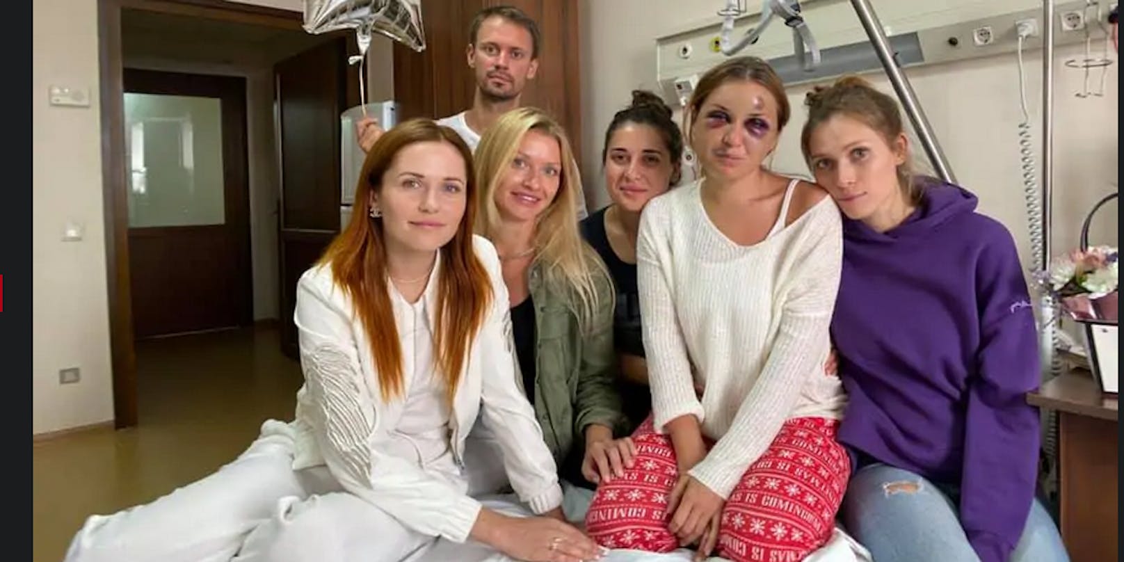 Freunde besuchen Anastasija Lugowa (zweite von rechts) im Spital. 