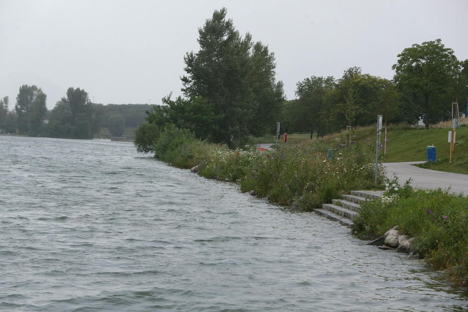 Wegen Hochwasser sperrt die Stadt aus Sicherheitsgründen alle Badeplätze an der Neuen Donau.