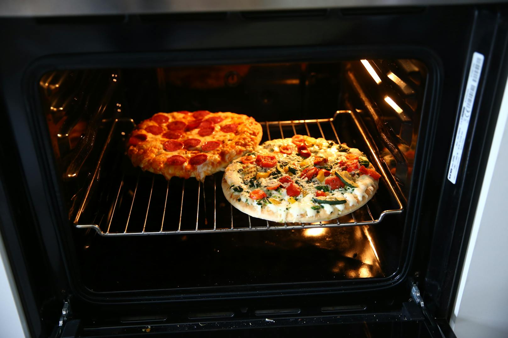 Sofort gingen die Pizzen in den Ofen.