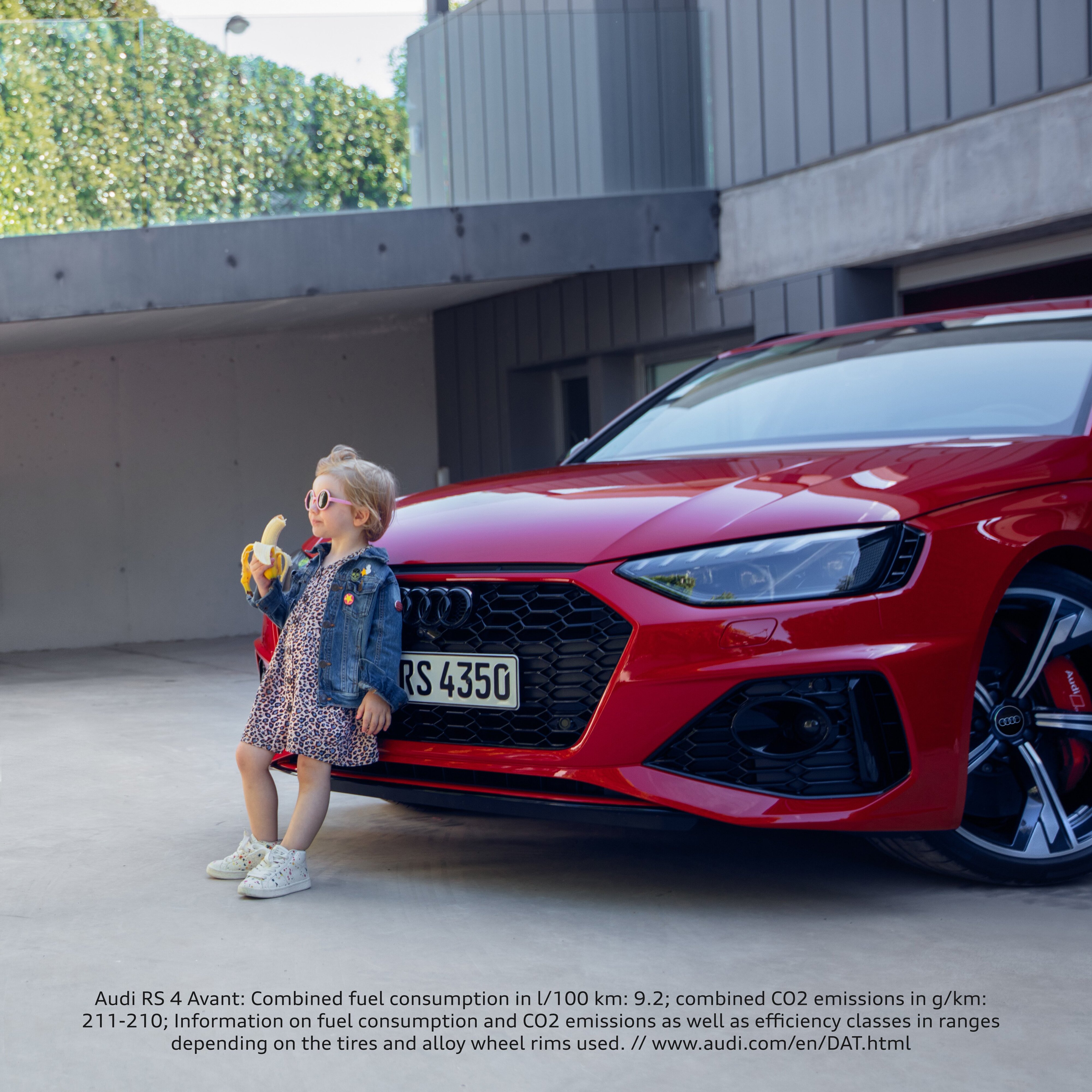 Ein Kleinkind vor dem Kühlergrill eines Autos - in Anbetracht so vieler Unfälle mit Kindern für viele eine Provokation.