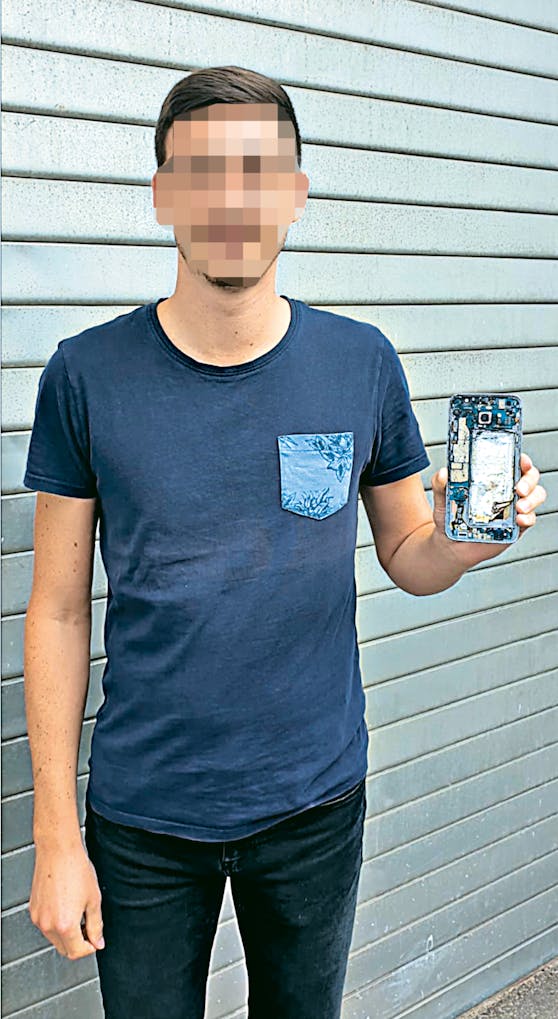 Emanuel und die Überreste seines Handys.