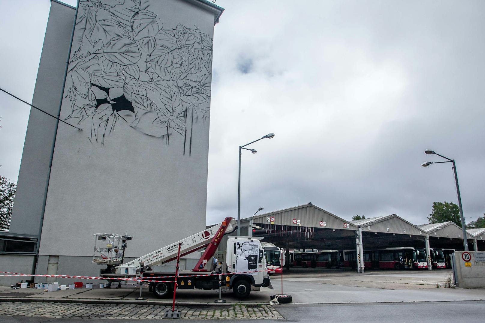 Auf einer Mauer der Busgarage Spetterbrücke (Ottakring) malt Urban Artist Fabio Petani als Zeichen für umweltfreundlichen Verkehr ein Waldmotiv. Bis 7. August können ihm dabei alle über die Schulter schauen.