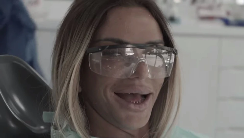 Hier zeigt Katie Price ihre echten Zähne.