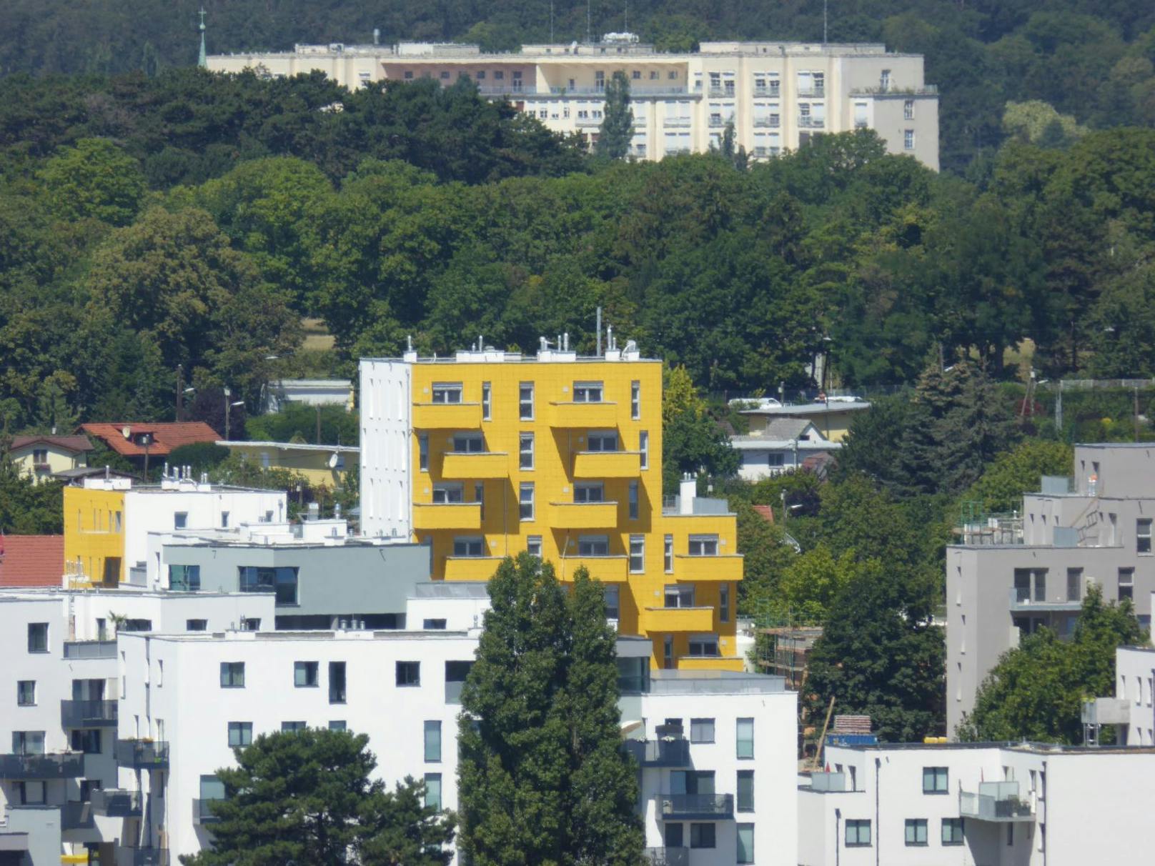 Welche Zahl erkennst du auf dem gelben Gebäude?