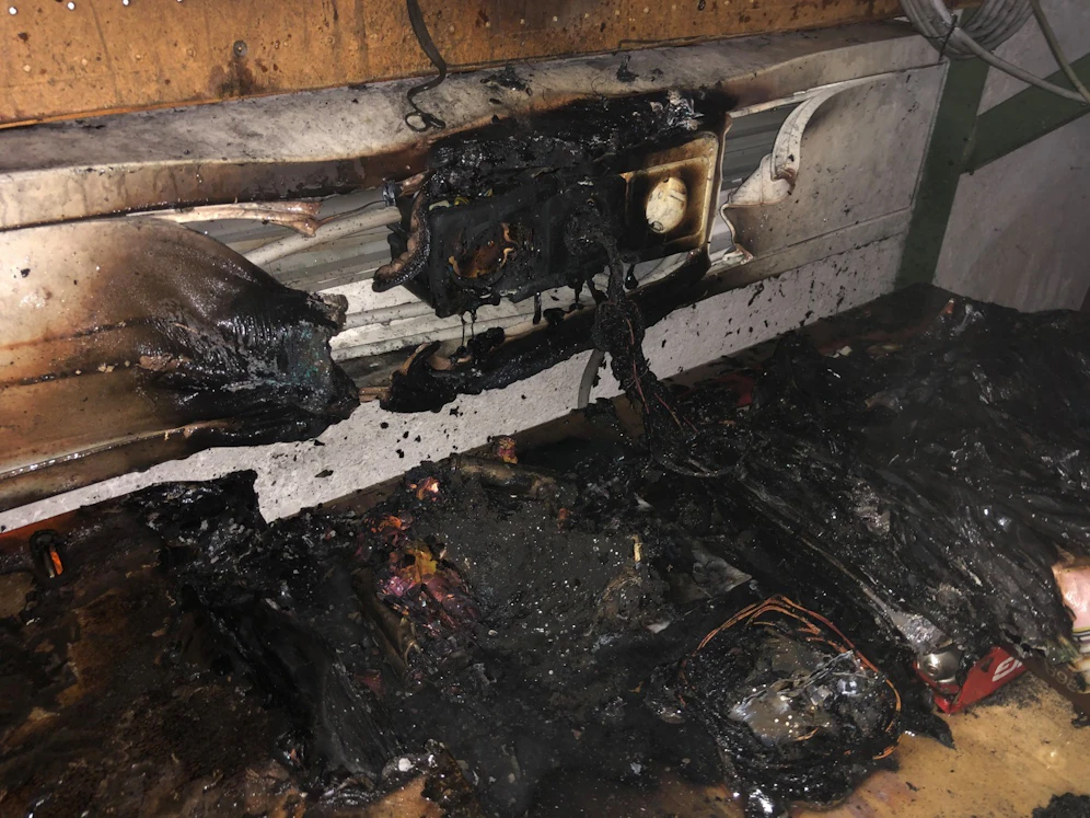 Die Bewohnerin bekam vom Feuer nichts mit. Verletzt wurde niemand.