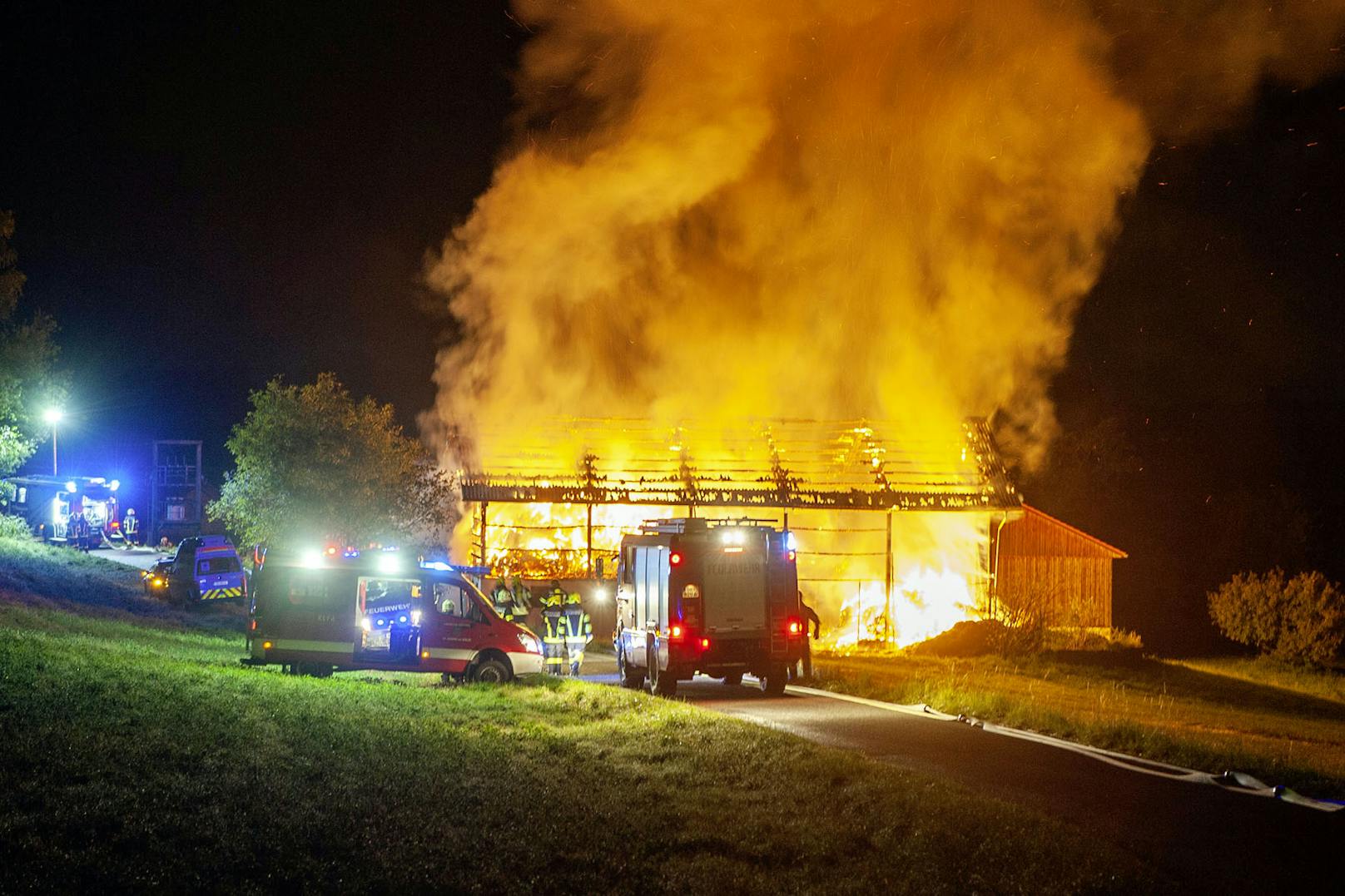 13 Feuerwehren mit 200 Mann waren bei dem Bauernhofbrand vor Ort.