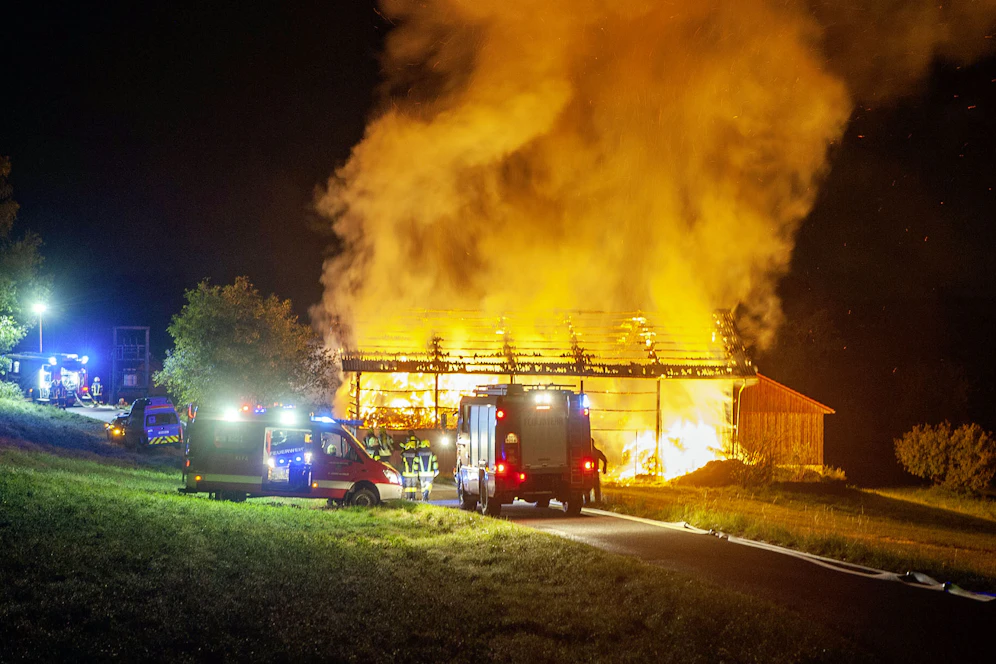 13 Feuerwehren mit 200 Mann waren bei dem Bauernhofbrand vor Ort.