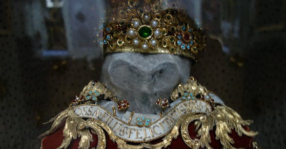 Der rätselhafte geschmückte Totenschädel aus der Kirche.