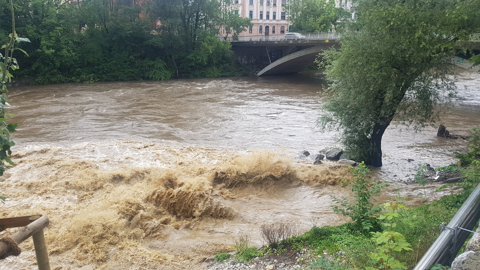 Starke Regenfälle haben am 4. August 2020 u.a in Graz für Mur-Hochwasser gesorgt. Im Bild die Situation bei der Augartenbrücke.