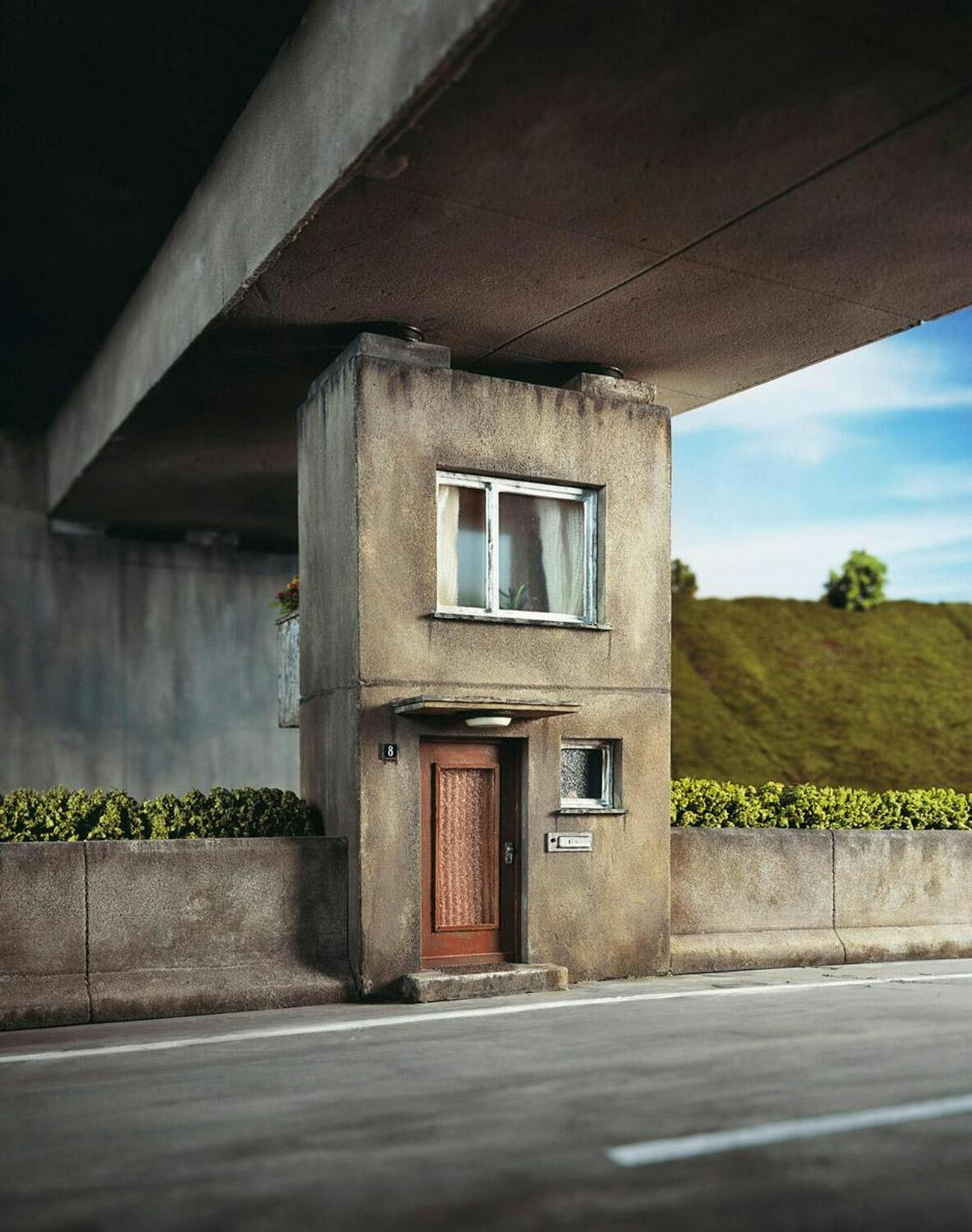 "Under the Bridge":&nbsp;Ist es ein Haus? Nein, es ist ein Brückenpfeiler. Oder vielleicht doch beides? Fotograf und Modellbauer Frank Kunert mag es absurd.