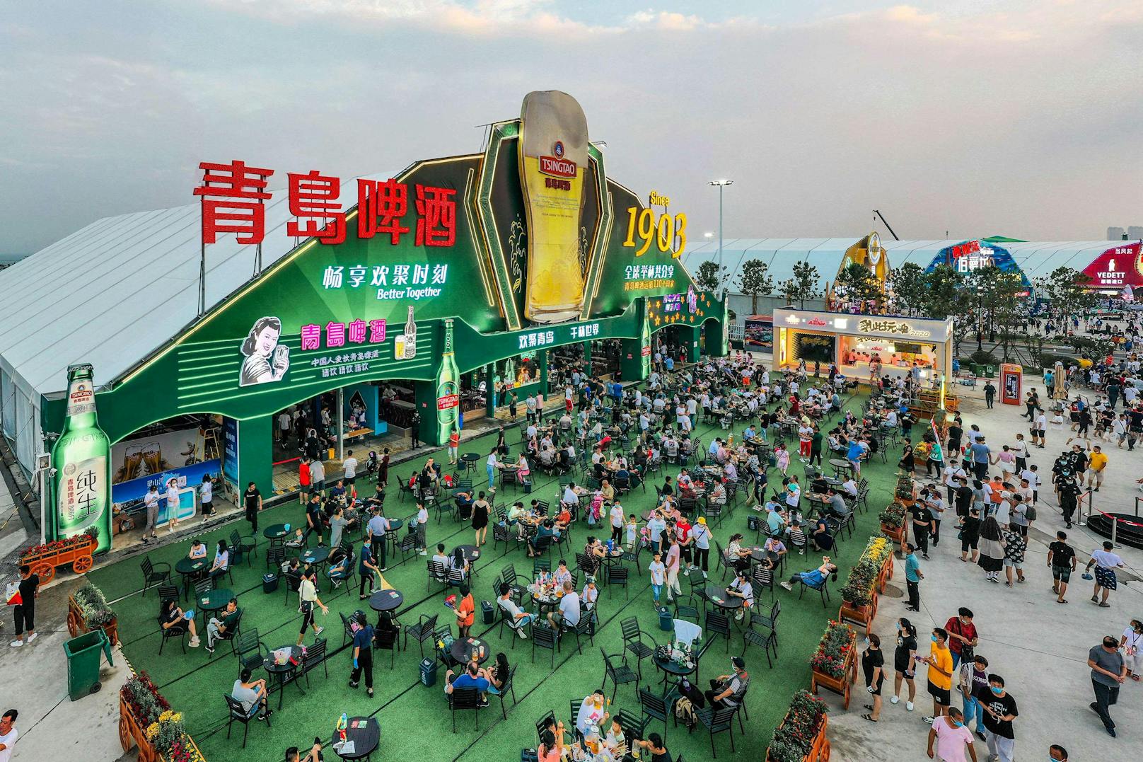In Qingdao feiern die Menschen trotz Corona beim größten Bierfest des Landes.