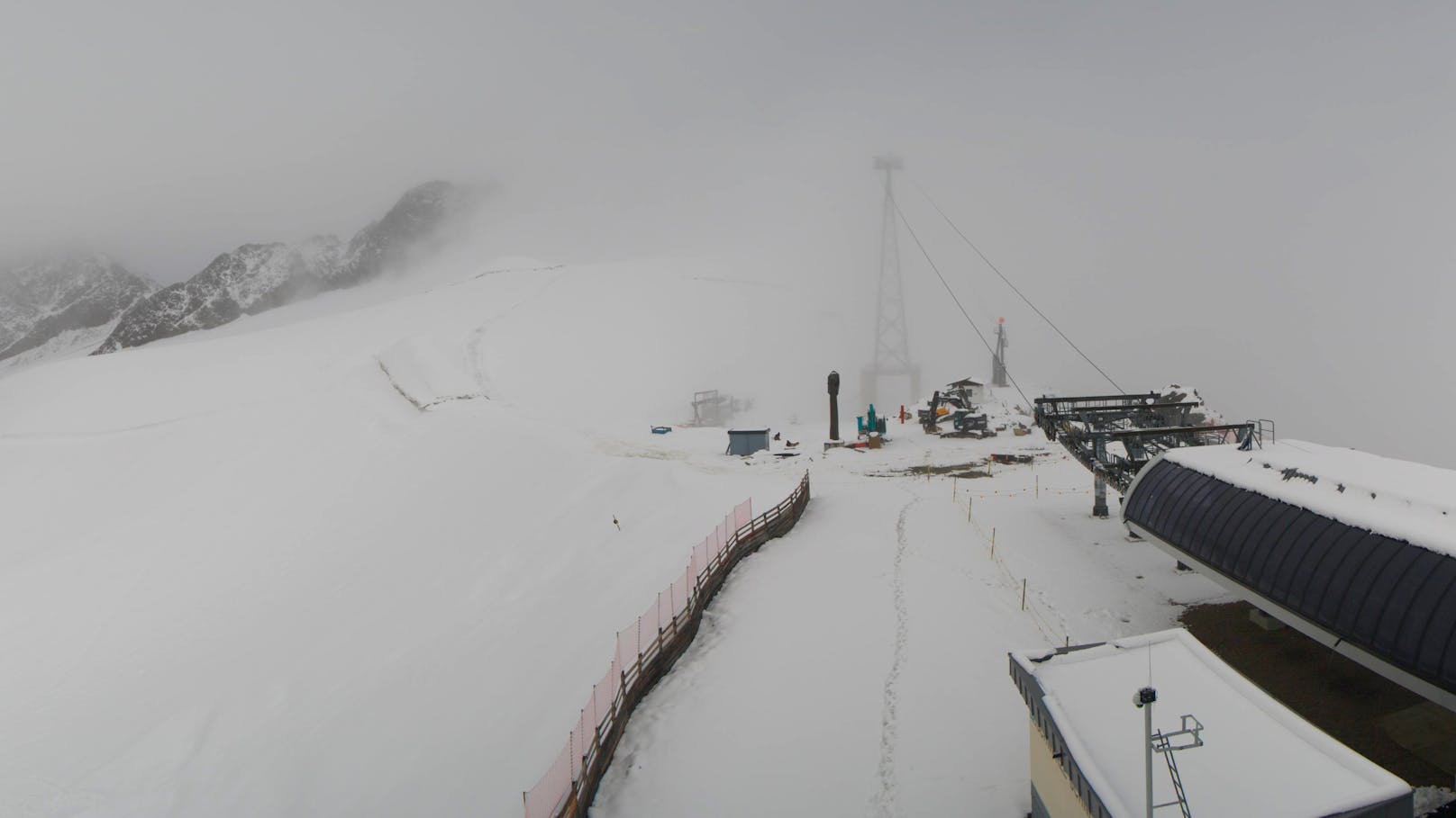 Die Schwarze Schneidbahn auf 3.000 Metern in Sölden ist eingeschneit (3. August 2020)