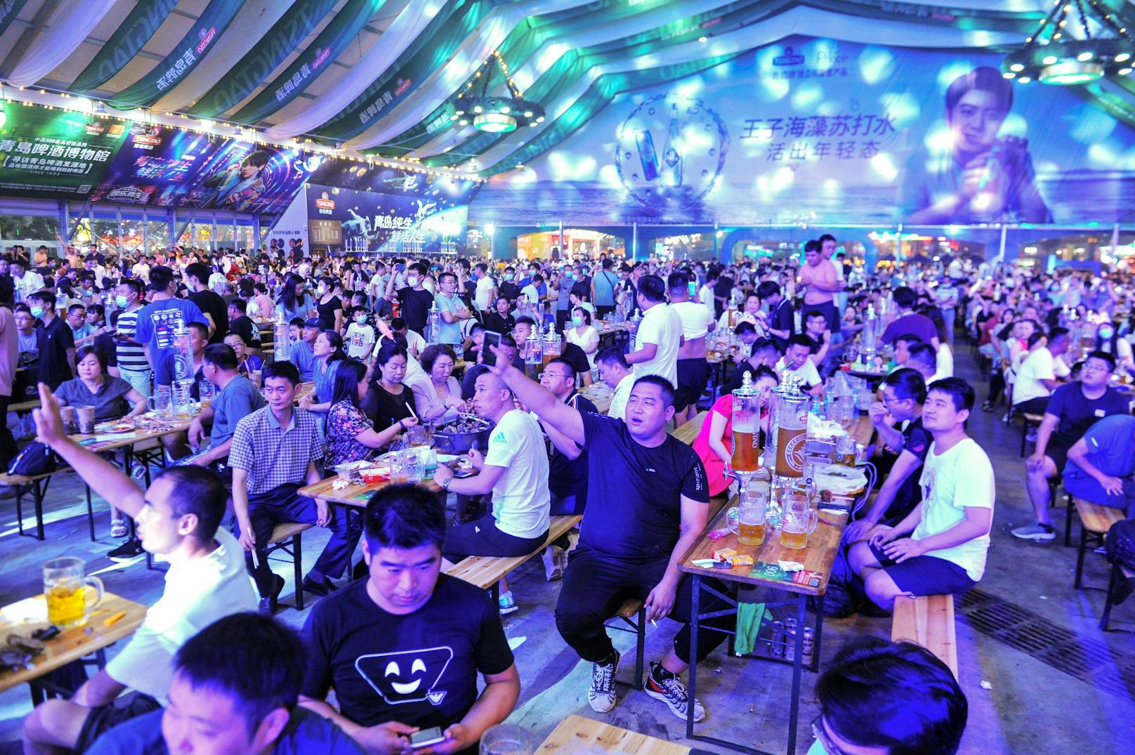 In Qingdao feiern die Menschen trotz Corona beim größten Bierfest des Landes.
