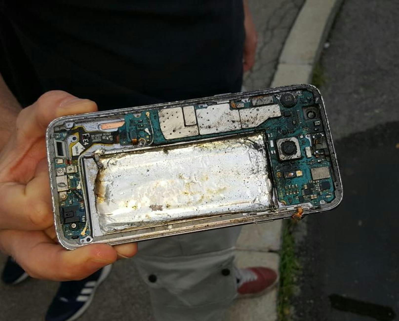 Der Akku des Samsung-Handys explodierte - um ein Haar in der Hand des 26-Jährigen.
