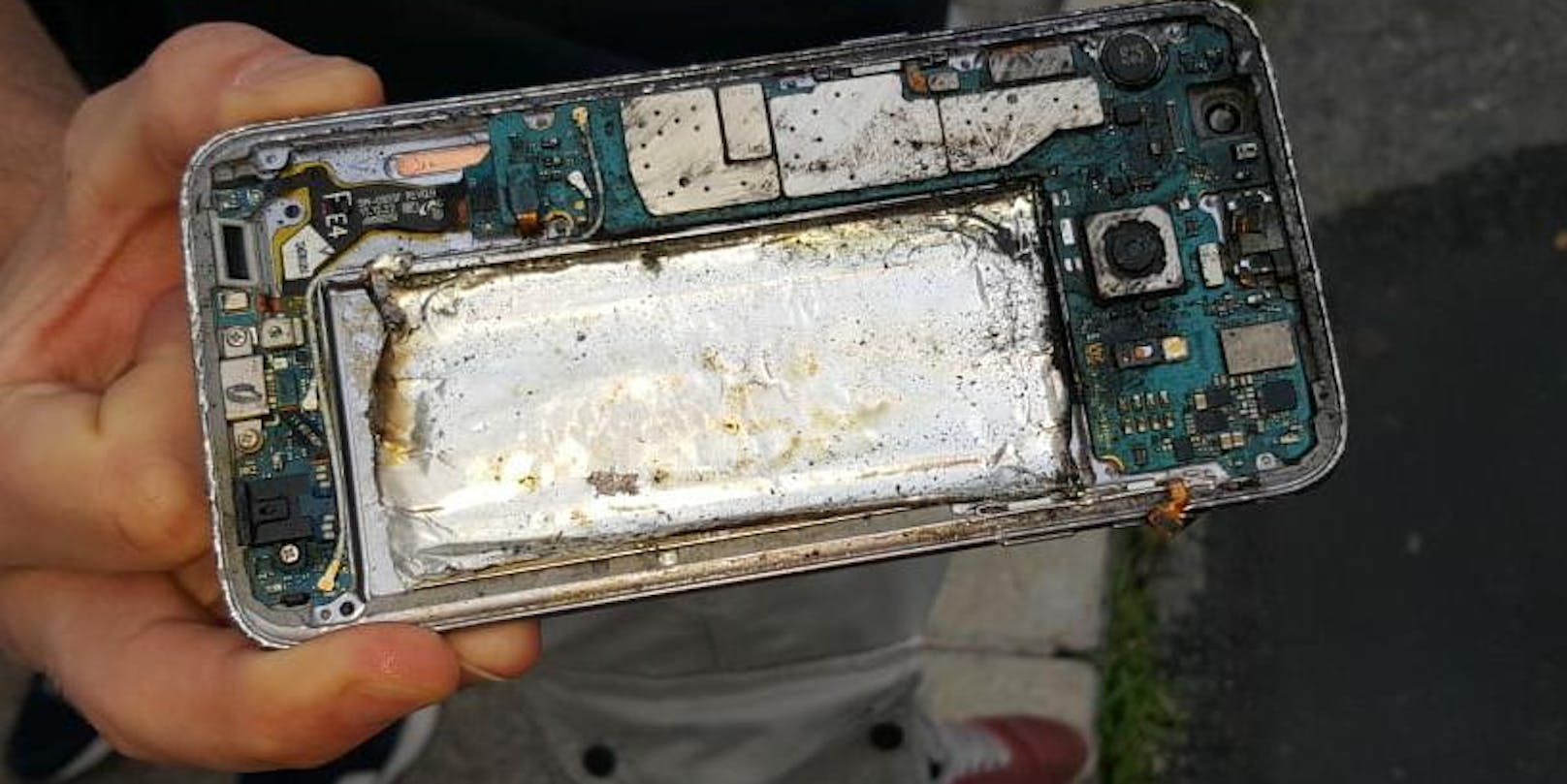 Der Akku des Samsung-Handys explodierte um ein Haar in der Hand des 26-Jährigen.
