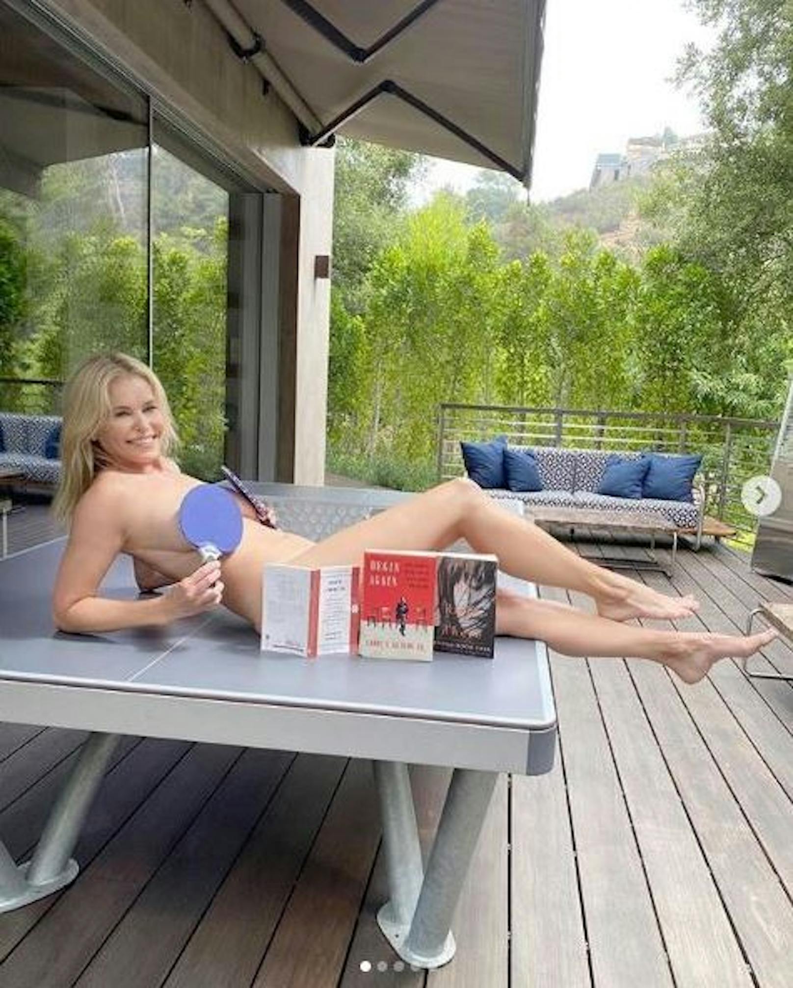 05.08.2020: Komikerin <strong>Chelsea Handler </strong>fragt hier ihre Fans: "Machen dir Literatur und Ping-Pong Spaß? Du willst dich während des heißen Sommers weiterbilden? Hier siehst du, was ich mit meinem Gehirn anstelle."