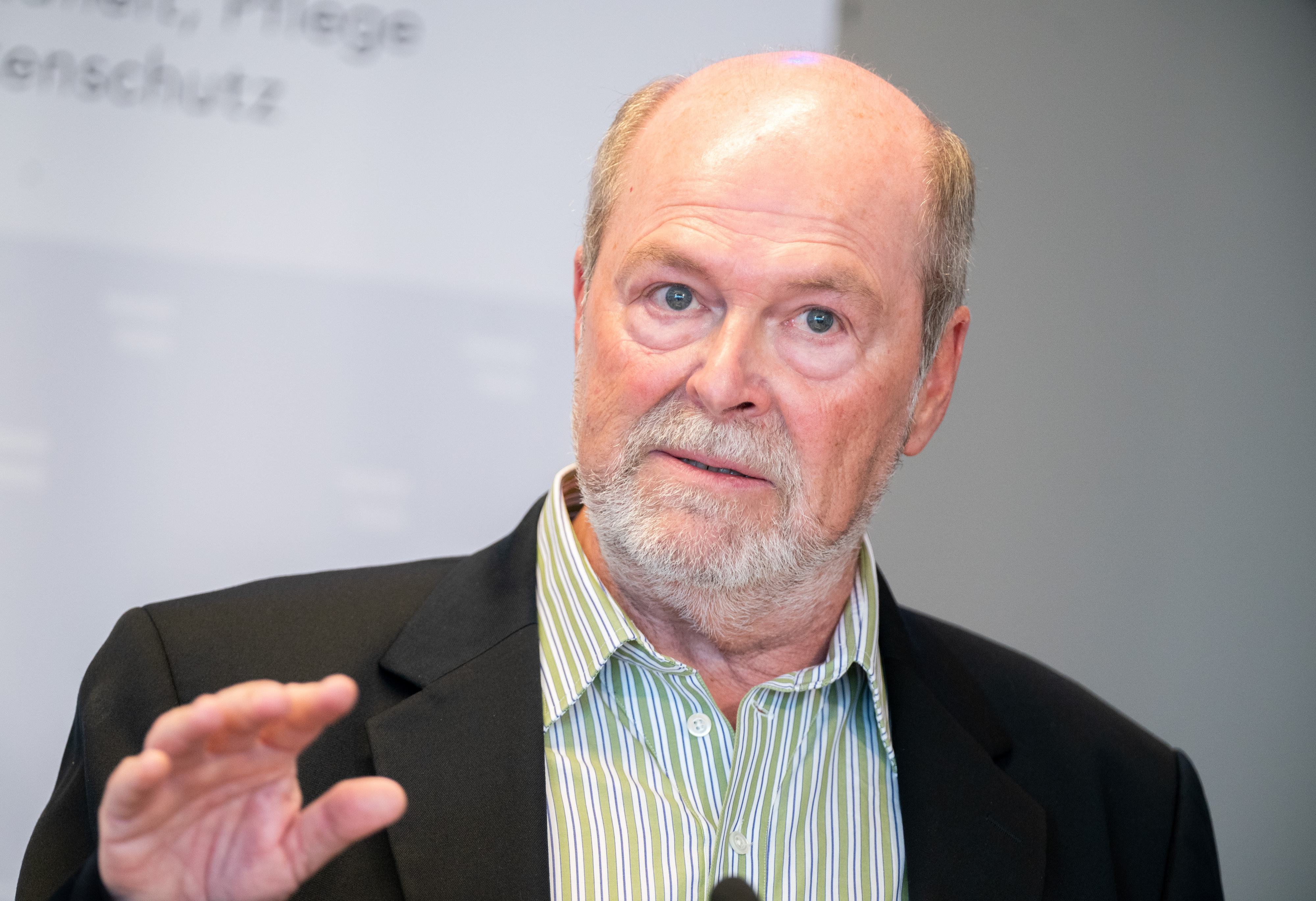 Infektiologe Herwig Kollaritsch gab die neue Impfempfehlung bekannt.