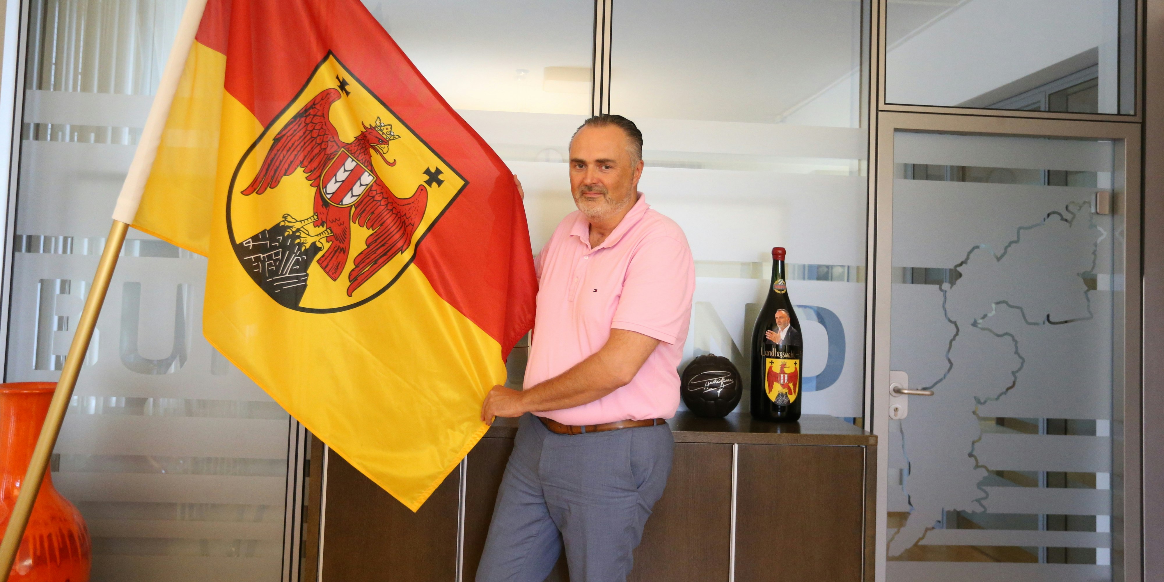 Hans Peter Doskozil stellt in seinem Eisenstädter Büro klar: "Ich bleibe im Burgenland!"<br>