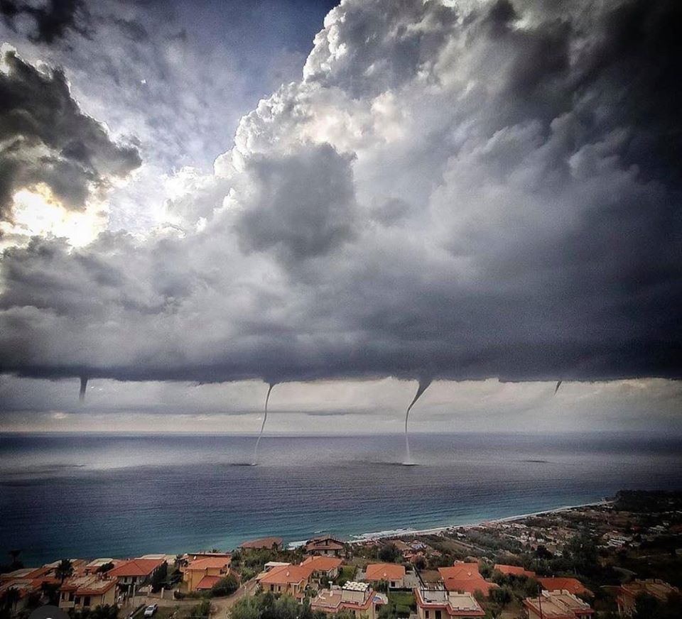 Tornado trifft auf Strand in Sizilien