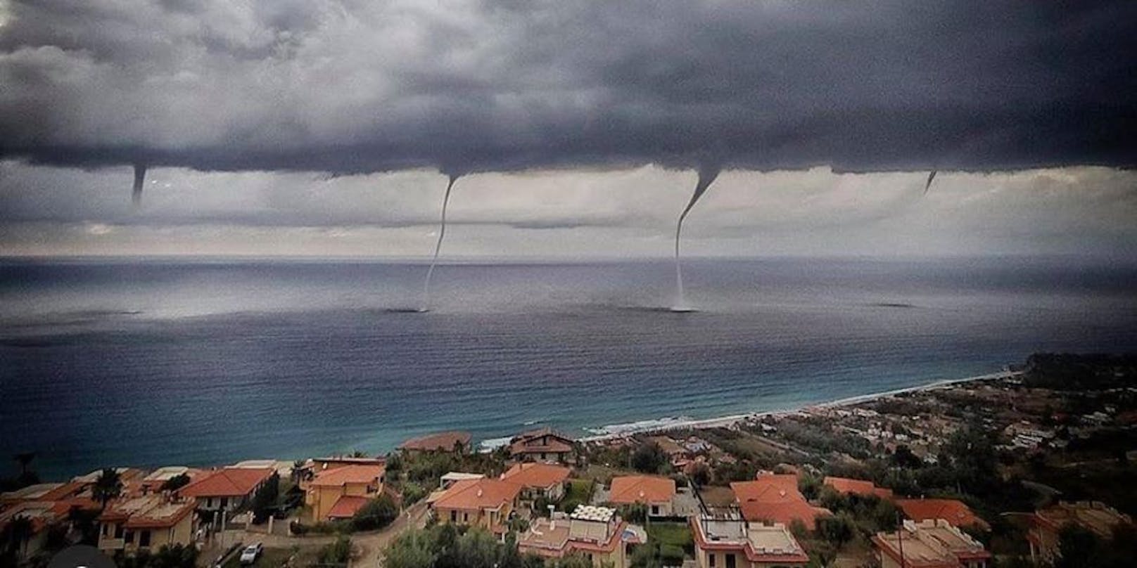 Tornado trifft auf Strand in Sizilien