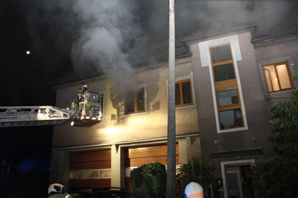 Die Bewohnerin konnte sich vor den Flammen aufs Dach retten.