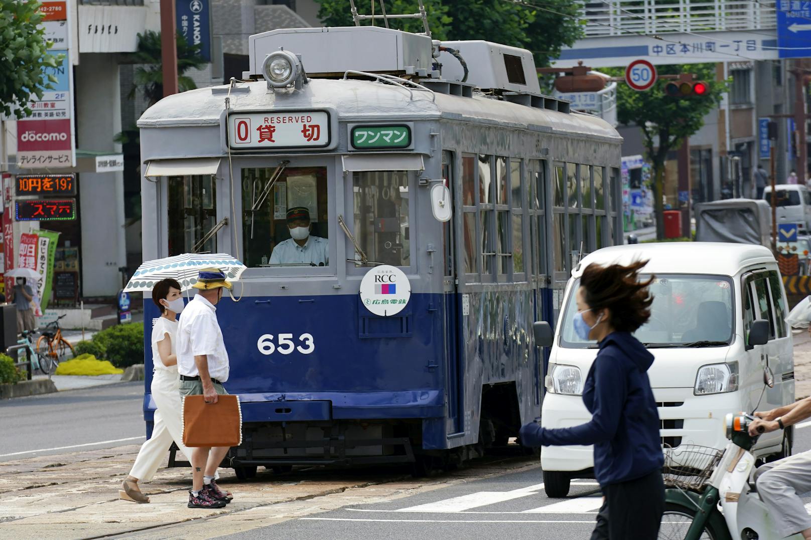 Straßenbahn No. 653 überdauerte den Abwurf der Atombombe. Sie fuhr zum Gedenken an die rund 140’000 Menschen, die getötet wurden, durch die Straßen Hiroshimas.&nbsp;