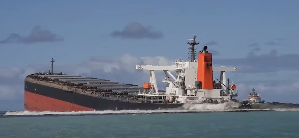 Der Frachter Wakashio liegt vor der Ostküste von Mauritius auf Grund
