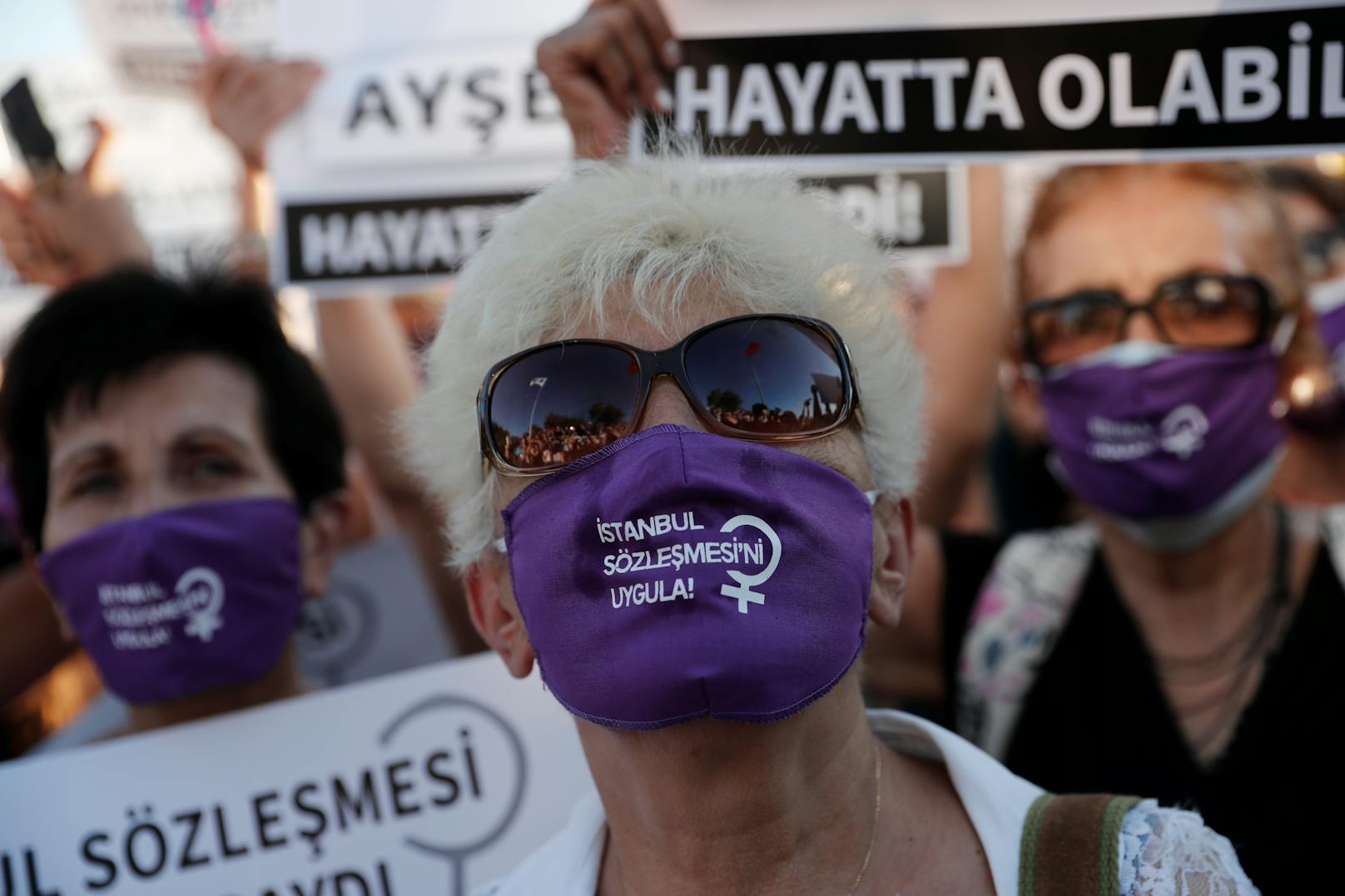 Laut offiziellen Zahlen wird in der Türkei beinahe jeden Tag eine Frau ermordet. Beobachter gehen davon aus, dass die AKP mit dem Ausstieg aus dem Abkommen für Frauen vor allem islamistische und erzkonservative Gruppen ansprechen will.