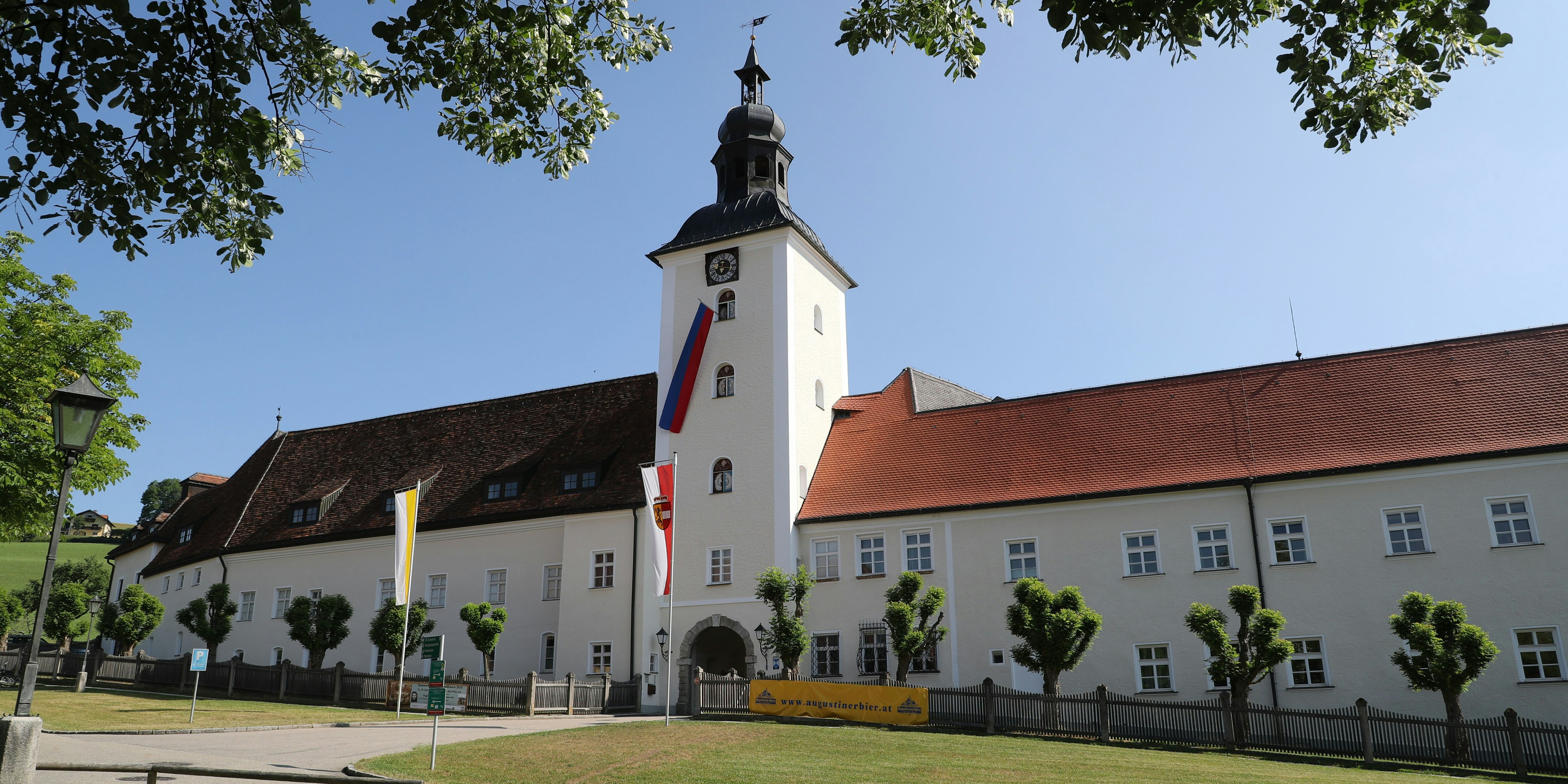 Corona im Kloster Michaelbeuern: Derzeit befinden sich elf Mönche und eine Krankenpflegerin in Quarantäne.<br>