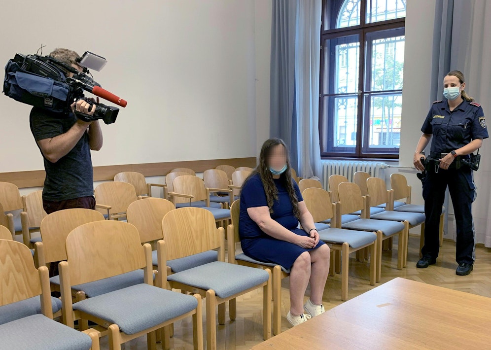 Die Präsidentin des sogenannten Staatenbundes vor Beginn des Prozesses gegen sie wegen Widerstands gegen die Staatsgewalt.