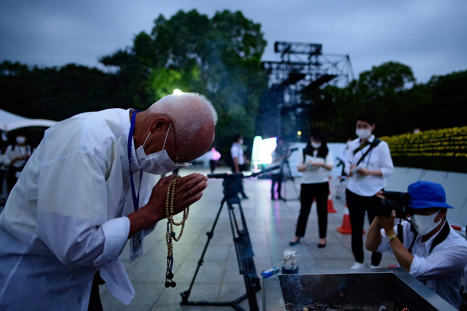 Mit Mundschutz und Abstand: Ein Überlebender der Atombombe betet für die Opfer. Die folgenden Bilder stammen aus dem Jahr 2020.
